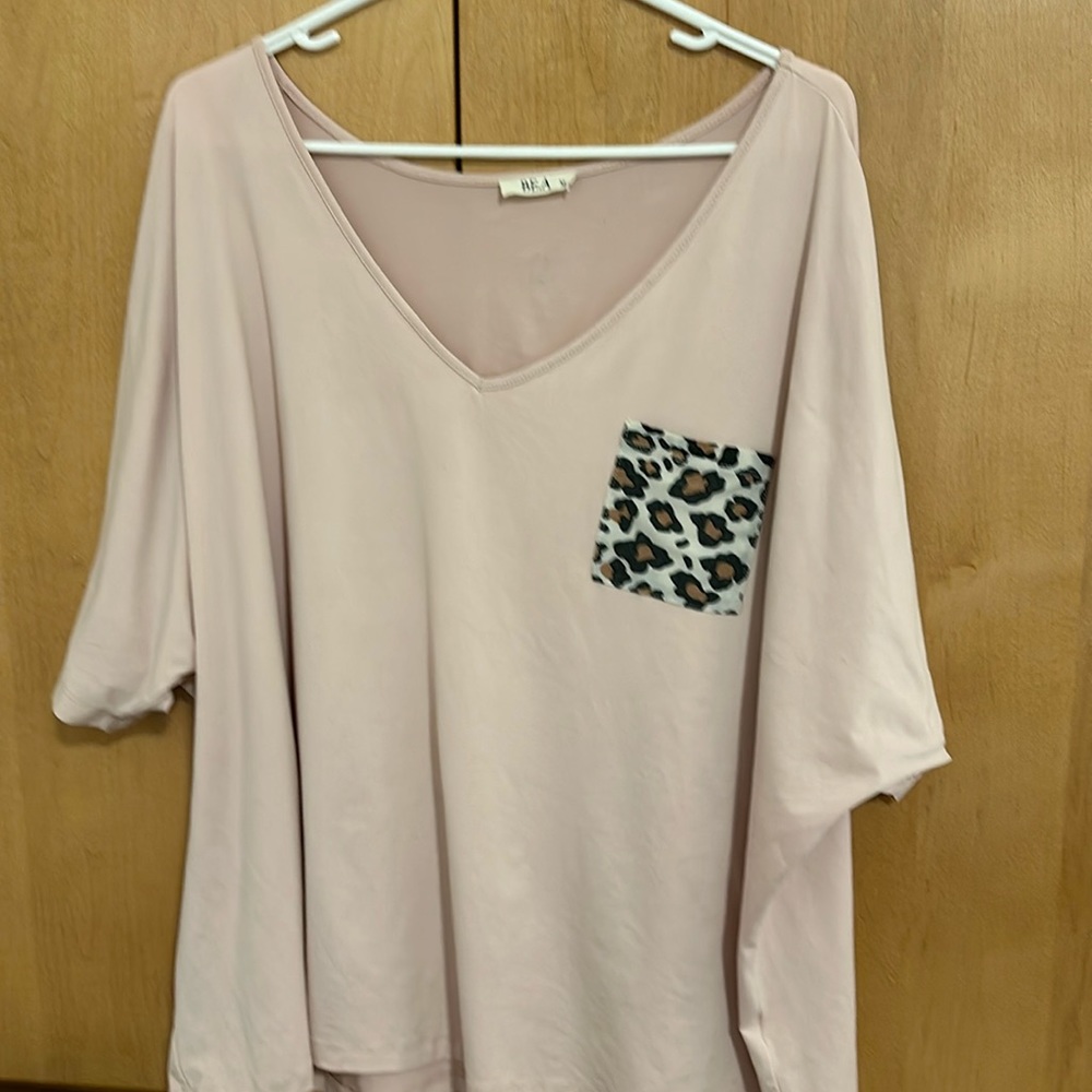 Short sleeve pink top with animal print pocket